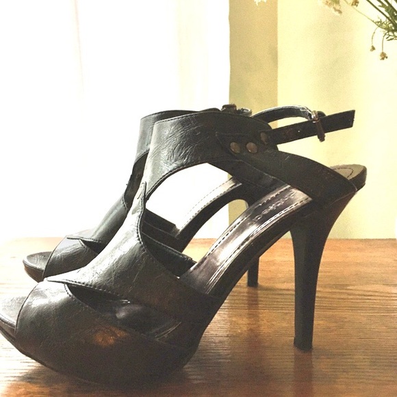 Le Chateau black faux leather heels - Picture 4 of 12